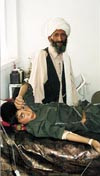 Alvorlig dehydrert gutt f&aring;r intraven&oslash;s infusjon. Foto B. Olsen