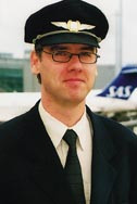 Den hvite frakken er byttet ut med pilotuniformen