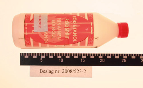 En av r&oslash;dspritflaskene som inneholdt metanol, i denne mengdebestemt til 72,9 %. Foto Trondheim politikammer