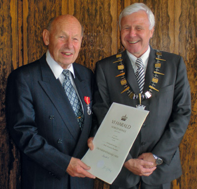 Knut Ramstad (t.v.) mottok kongelig diplom og medalje for sitt lange virke som lege av ordf&oslash;rer i Bod&oslash; Odd Tore Fygle. Foto&hellip;