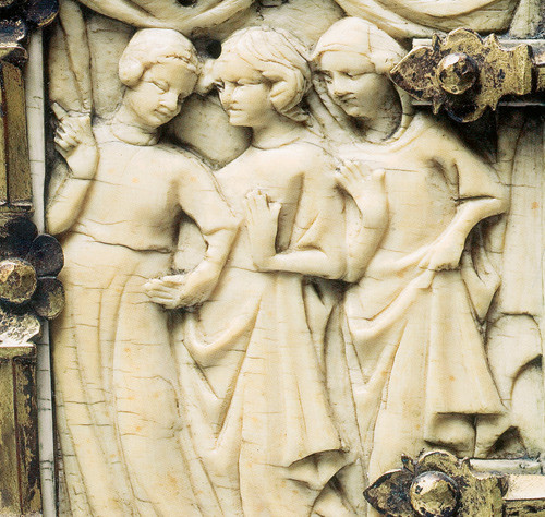 Figur 1  Detalj fra elfenbenskrin (1300&thinsp;&ndash;&thinsp;1310), scenen Lit de la merveille (Assaut du ch&acirc;teau d&rsquo;amour et sc&egrave;nes de romans&hellip;
