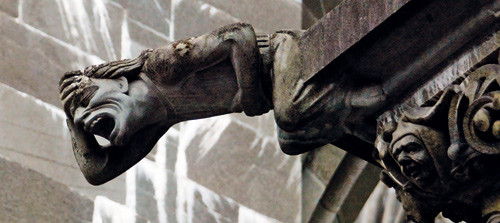 Nidarosdomen, Trondheim. Skulptur som viser et menneske i stor fortvilelse. Er det hodepine eller angst? Foto NTB scanpix