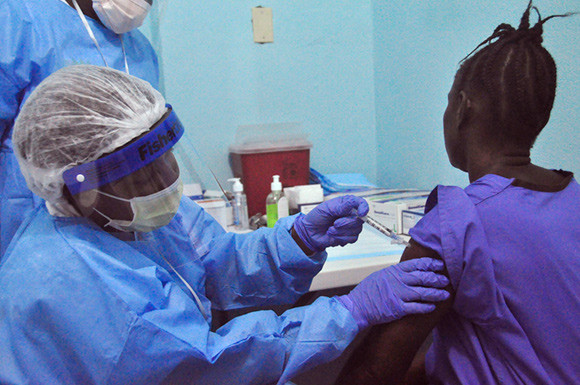 En kvinne blir vaksinert mot ebolaviruset p&aring; et sykehus i Liberia. Foto: AP Photo/Abbas Dulleh/NTB Scanpix