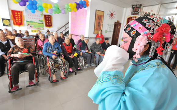 En tradisjonell kinesisk operaforestilling p&aring; et sykehjem for eldre i Qingdao, &Oslash;st-Kina. Foto: Sipa USA/NTB scanpix