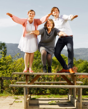 Sigrid (t.v) og Petter (t.h) hopper etter mamma Cecilie, b&aring;de i hoppbakken og i yrkeslivet. Stilen er det ingenting &aring; si p&aring;&hellip;