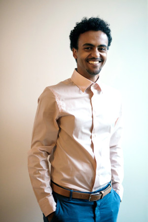 Abdul &oslash;nsker Tidsskriftet velkommen inn i ekteparets leilighet. Foto: Kristine Lindeb&oslash;