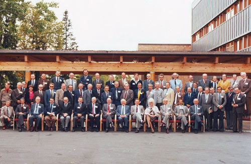 Figur 2  Delegatene til AMEE-konferansen 1984 utenfor Soria Moria konferansesenter i Oslo. Tidligere redakt&oslash;r i Tidsskriftet&hellip;