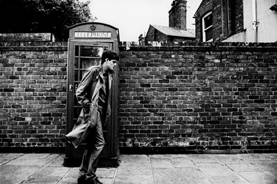 Figur 4  Sam Riley som Ian Curtis, frontfigur i Joy Division. Curtis fikk ofte anfall p&aring; turn&eacute; og p&aring; scenen og brukte ogs&aring;&hellip;