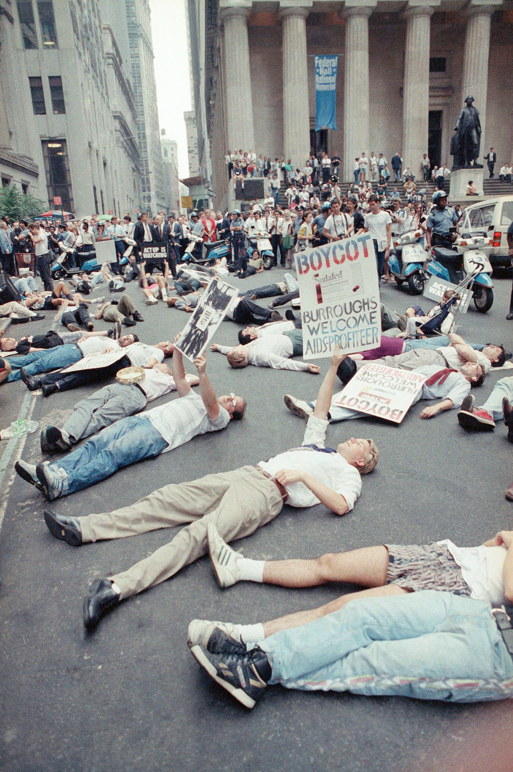 Aktivister demonstrerer mot h&oslash;ye legemiddelpriser p&aring; AZT foran New York-b&oslash;rsen 14. september 1989. Foto: AP/Tim Clary/NTB&hellip;