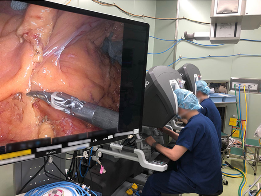 Figur 1 Robotkirurgi med to konsoller ved Cancer Institute Hospital i Tokyo. En erfaren operat&oslash;r (proktor) underviser en&hellip;