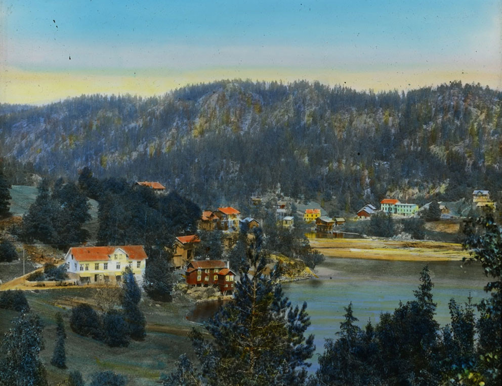 Bebyggelsen i Prestestranna, Drangedal, 1920-tallet. Foto: Johan Lyng Olsen (1864&ndash;1944). Telemark Museum / CC BY-ND 4.0