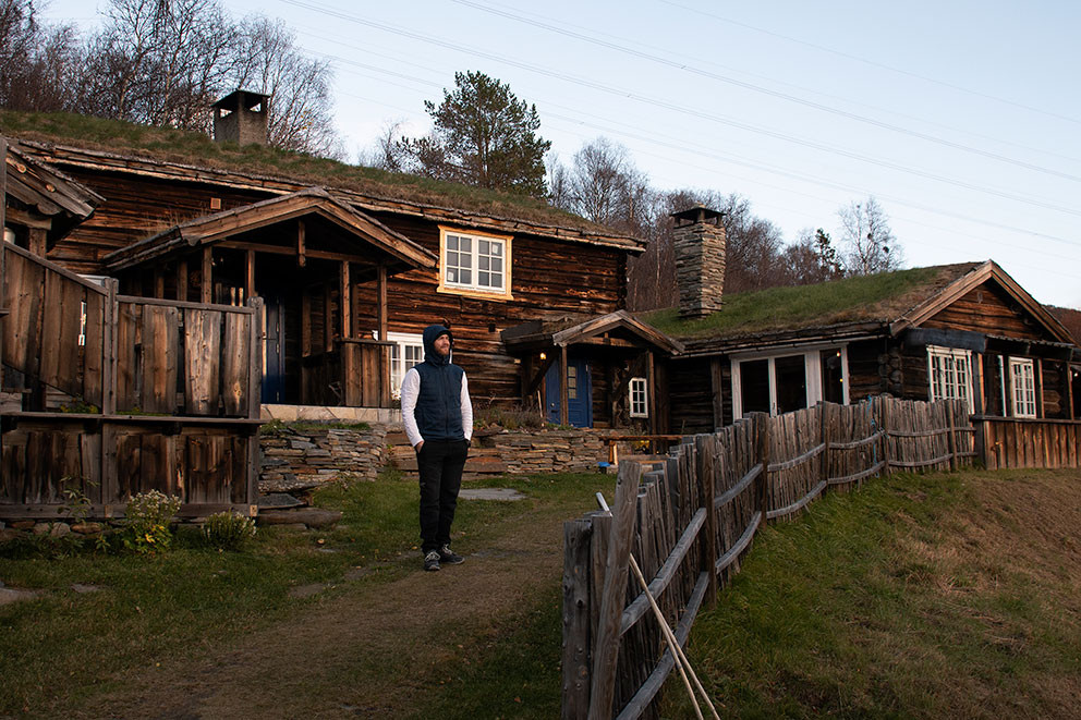 MEST LYS I BYGDA: Ole elsker &aring; se utover landskapet fra tunet p&aring; den vakre fjellg&aring;rden der familien trives s&aring; godt. Foto:&hellip;