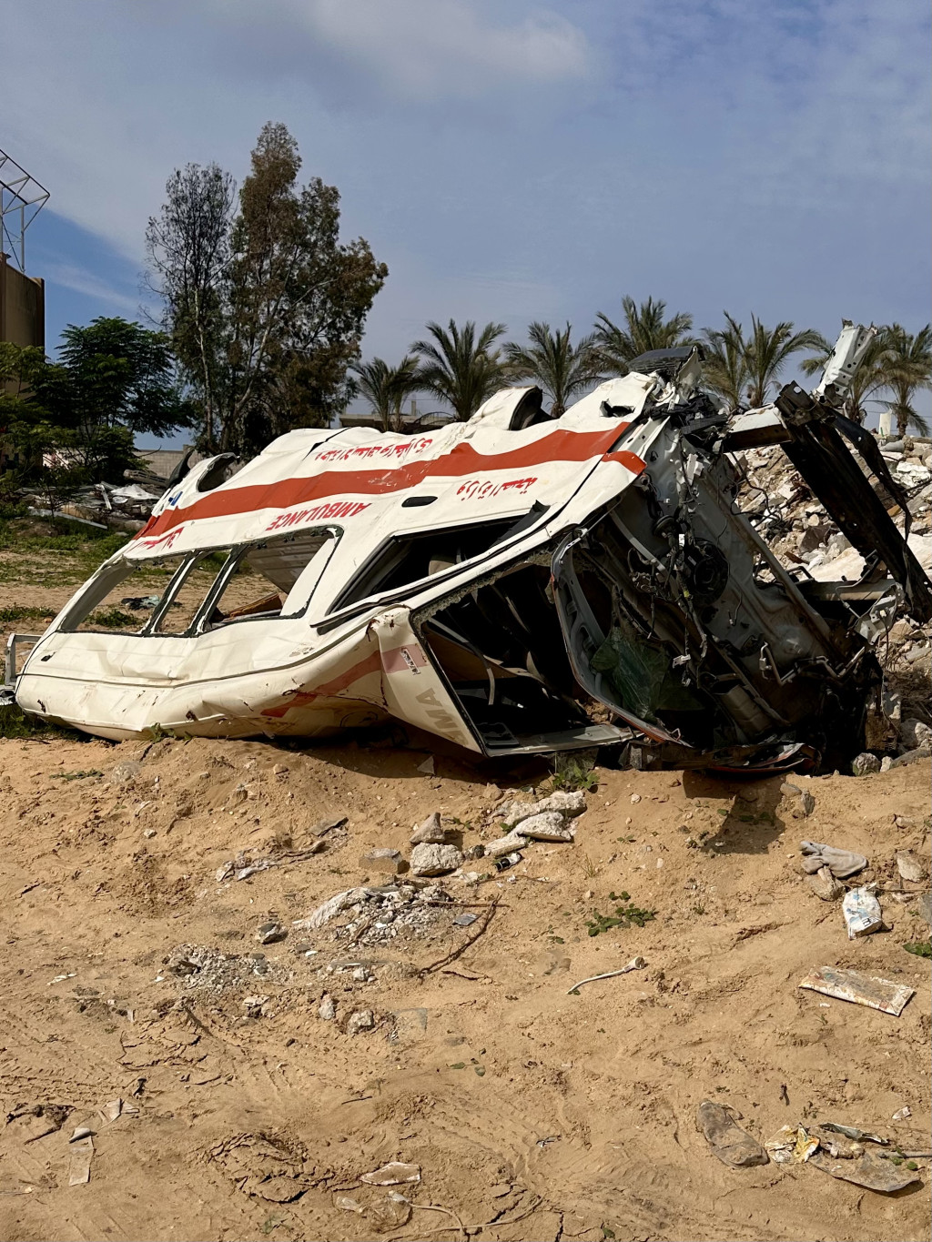 OGS&Aring; AMBULANSER ER KRIGSM&Aring;L: If&oslash;lge Ministry of Health i Gaza har over 60 ambulanser blitt direkte beskutt eller truffet i&hellip;