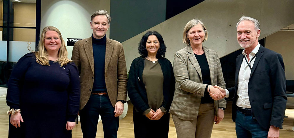 ENIGE: F.v. Leder i Yngre legers forening, Ingeborg Henriksen, styremedlem i Allmennlegeforeningen, Bernhard Holthe, leder i&hellip;