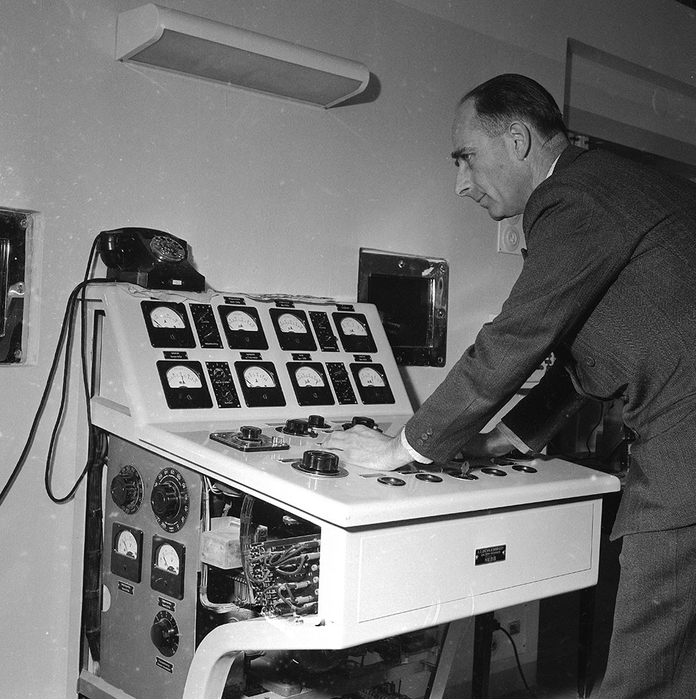 Figur 1 Rolf Wider&oslash;e (1902&ndash;96) ved kontrollpanelet for ein Betatron, 1958. Foto: VG/NTB