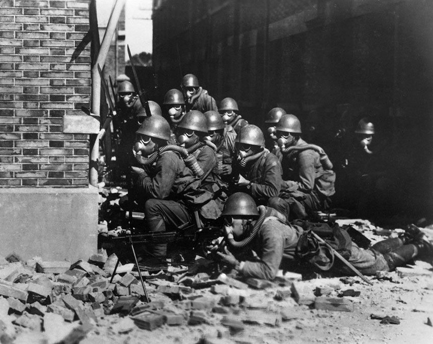 Japanske spesialstyrker med gassmasker under slaget om Shanghai, i 1937. Japanske styrker brukte biologiske v&aring;pen p&aring; den&hellip;